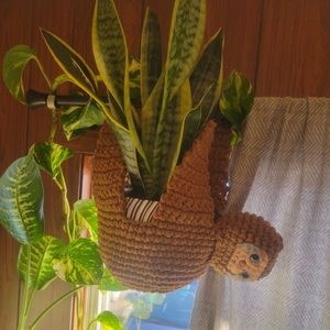 Just the sloth plant holder. No plant.